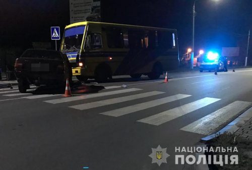 В Мелитополе легковушка на пешеходном переходе выехала на встречку, где столкнулась в рейсовым автобусом