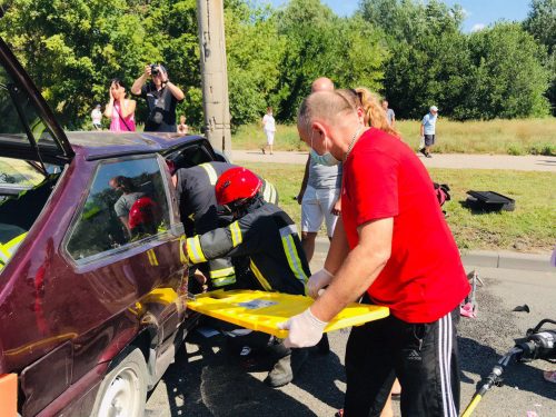 На Набережной в Запорожье легковушка влетела в бетонный столб - двое пострадавших