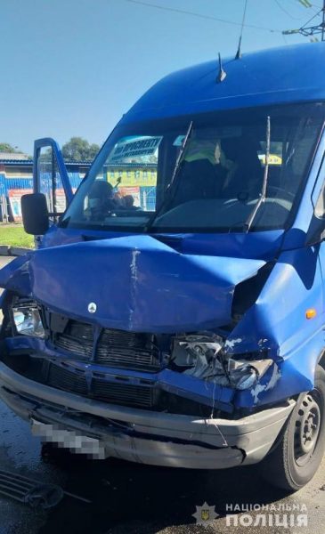 Спал на ходу: в Запорожье водитель маршрутки стал причиной ДТП с тремя пострадавшими