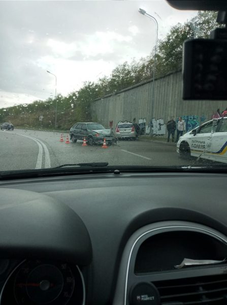 Запорожье: ДТП на мокрой дороге на Хортице
