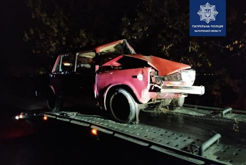 В Запорожье пьяный водитель вдребезги разбил свое авто, а сам пошел в больницу