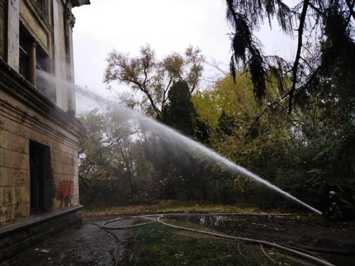 В Запорожье горело заброшенное здание ЦИМЕЖа