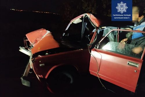 В Запорожье пьяный водитель вдребезги разбил свое авто, а сам пошел в больницу