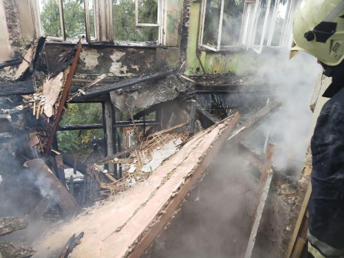 В Запорожье горело заброшенное здание ЦИМЕЖа