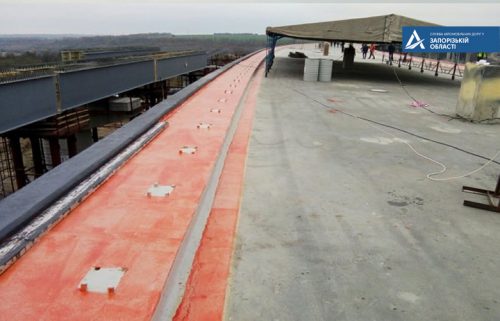 Мостостроители наносят гидроизоляцию на тротуарах строящихся балочных мостов в Запорожье
