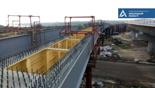 Мостостроители завозят металлоконструкции для строительства второй части моста через Старый Днепр