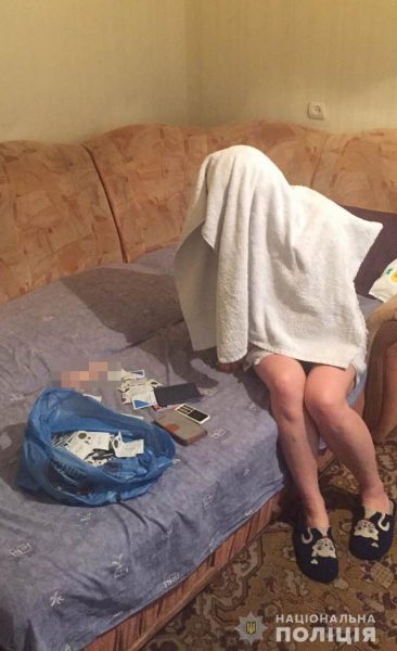 Проститутка накрыла голову полотенцем, чтобы не засветиться перед клиентами