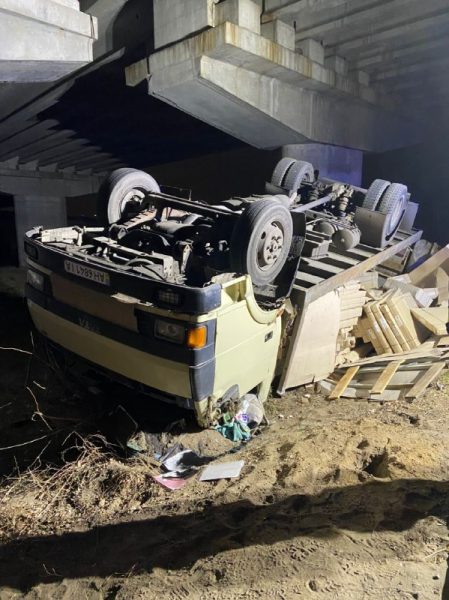 В Запорожье на Хортице опрокинулся грузовик с пьяным водителем