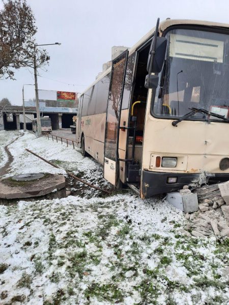 ДТП в Запорожье: автобус снес железобетонную электроопору