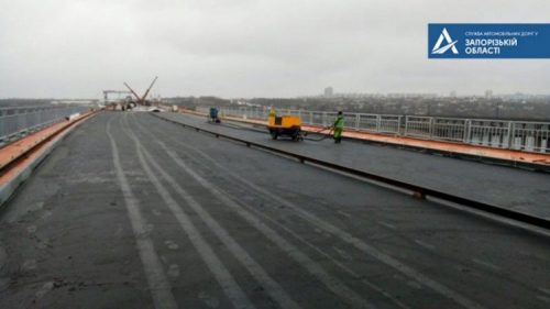 В Запорожье на новом мосту начали укладку асфальта