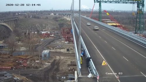 Восстанавливают балочный мост после действий вандала
