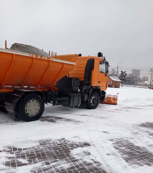 Запорожье засыпало снегом - коммунальщики вышли на расчистку дорог