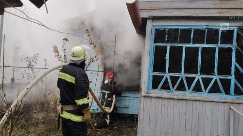 В Гуляйполе двоих малолетних детей вынесли из горящего дома