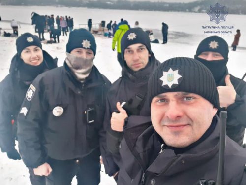 Запорожцы празднуют Крещение под охраной патрульных полицейских