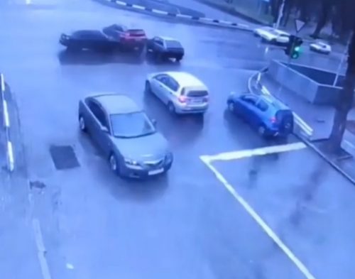 В Запорожье на светофоре в Днепровском районе случилось тройное ДТП