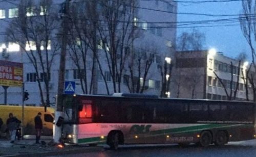 В Мелитополе большой автобус врезался в столб освещения