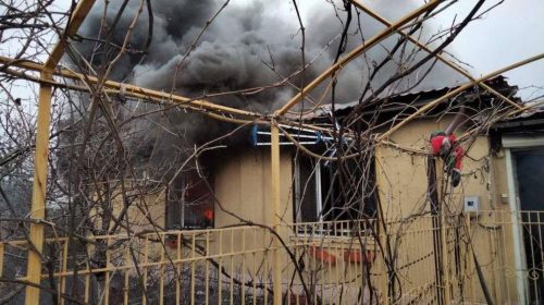 В Запорожском районе горел жилой дом большой площади