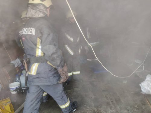 В Запорожье пожарные вынесли мужчину из горящего гаража