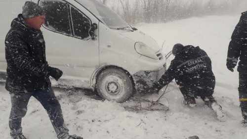 Запорожские спасатели вытаскивали автомобили из снежных заносов на дорогах области
