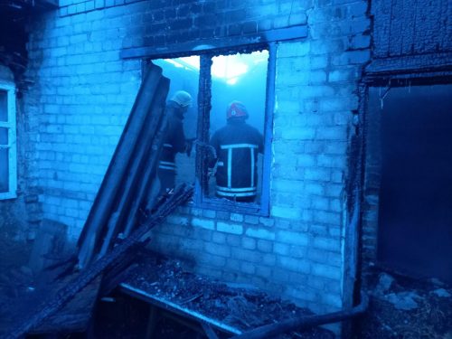 В Шевченковском районе Запорожья ночью сгорел жилой дом - обошлось без жертв