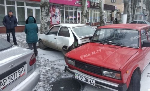 После выпавшего ночью снега, в Мелитополе ВАЗ врезался в стоящую Таврию
