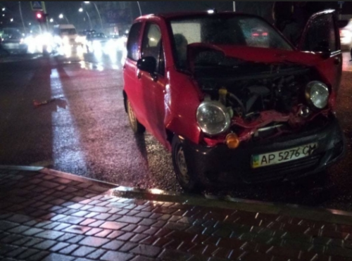 В Мелитополе женщина на маленькой машинке не побоялась поехать на красный свет на перегруженном перекрестке