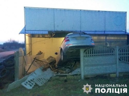 В Васильевке легковушка перепрыгнула через забор частного дома и врезалась в гараж