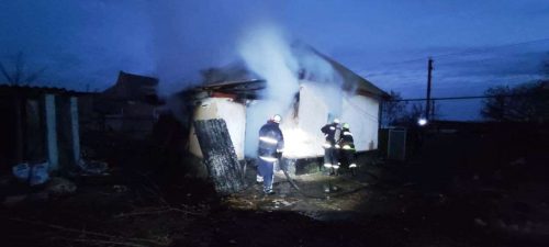 Горит дом в селе Водяное под Васильевкой