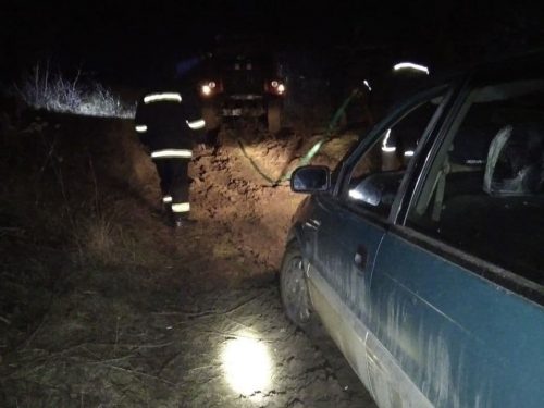 Под Васильевкой два автомобиля застряли на грунтовой дороге