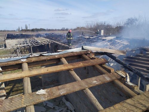 В селе Малая Белозерка тушили масштабный пожар