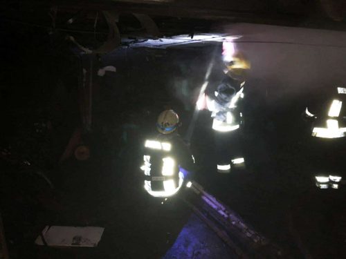 В Токмаке горящий гараж тушили двумя пожарными машинами