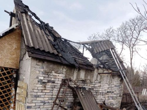 В Шевченковском районе Запорожья днем пылал частный дом