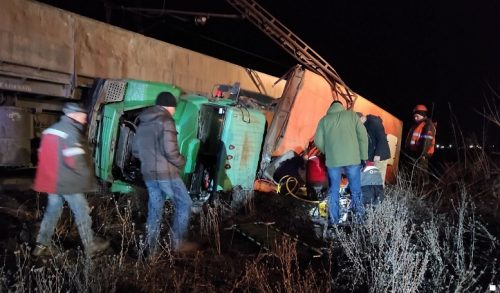 На СевГОКе Ахметова поезд врезался в автомобиль с работниками - пятеро пострадавших