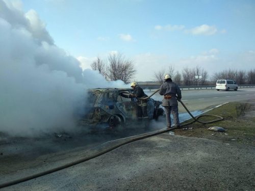 Под Запорожьем, у села Днепровские Волны, сгорел автомобиль Mercedes