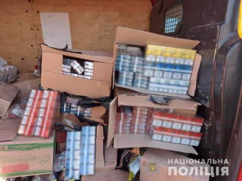 В Мелитопольском районе правоохранители остановили микроавтобус, который перевозил более 2 тысяч пачек контрафактных сигарет