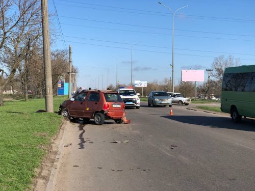 В Бердянске, после столкновения двух авто, одно из них врезалось в столб