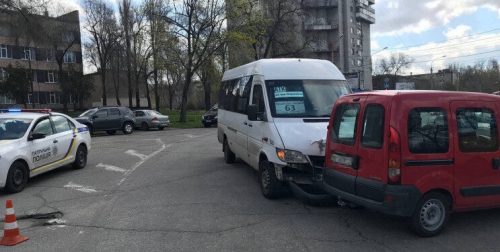 В Запорожье легковушка столкнулась с маршруткой