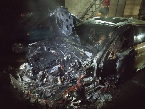 В Мелитополе ночью сгорели две дорогие иномарки