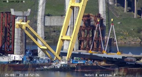 Мостостроители приступают к монтажу пролетных секций вантового моста через Днепр в Запорожье