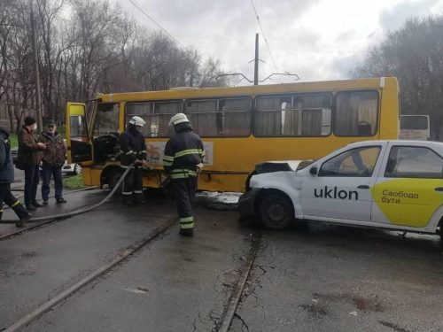 В Запорожье на Диагональной столкнулись автобус и такси