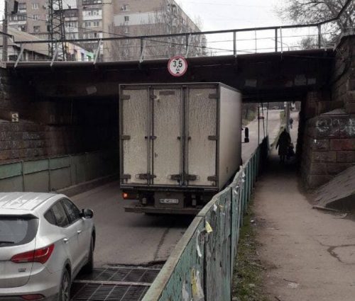 В Запорожье грузовик застрял под мостом