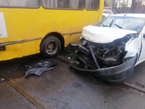 В Запорожье на Диагональной столкнулись автобус и такси