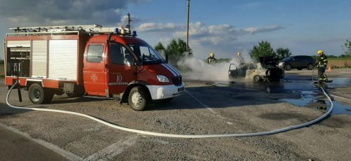 На трассе под Мелитополем микроавтобус столкнулся с легковушкой - пожар и четверо пострадавших