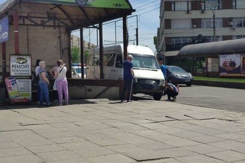 В Запорожье пострадала пассажирка маршрутки, потерявшей управление