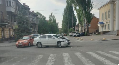 В Запорожье произошло ДТП с пострадавшими - одна из машин опрокинулась от удара