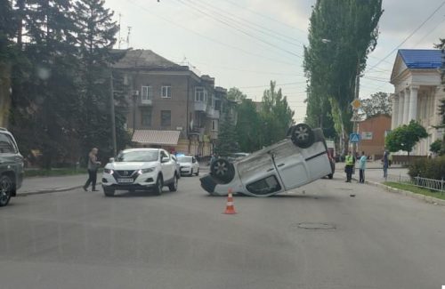 В Запорожье произошло ДТП с пострадавшими - одна из машин опрокинулась от удара