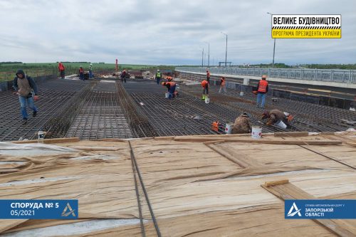 В Запорожье продолжается строительство мостов через реку Днепр