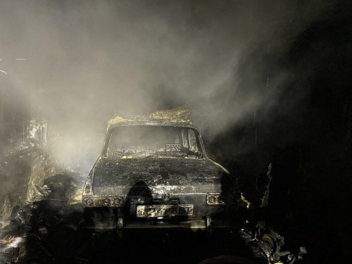 В Запорожье старый автомобиль сгорел сам и сжег гараж