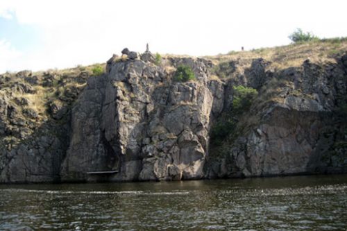 В Запорожье рыбак сорвался со скалы в Днепр