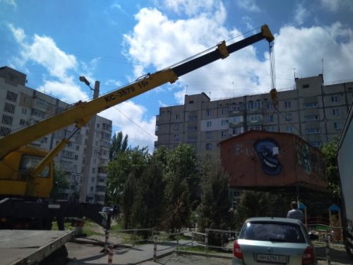 Запорожские власти демонтировали металлический гараж, установленный самозахватом на детской площадке